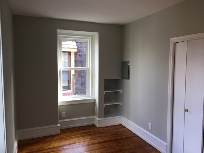 Building Photo - University City Style with Room to Spare