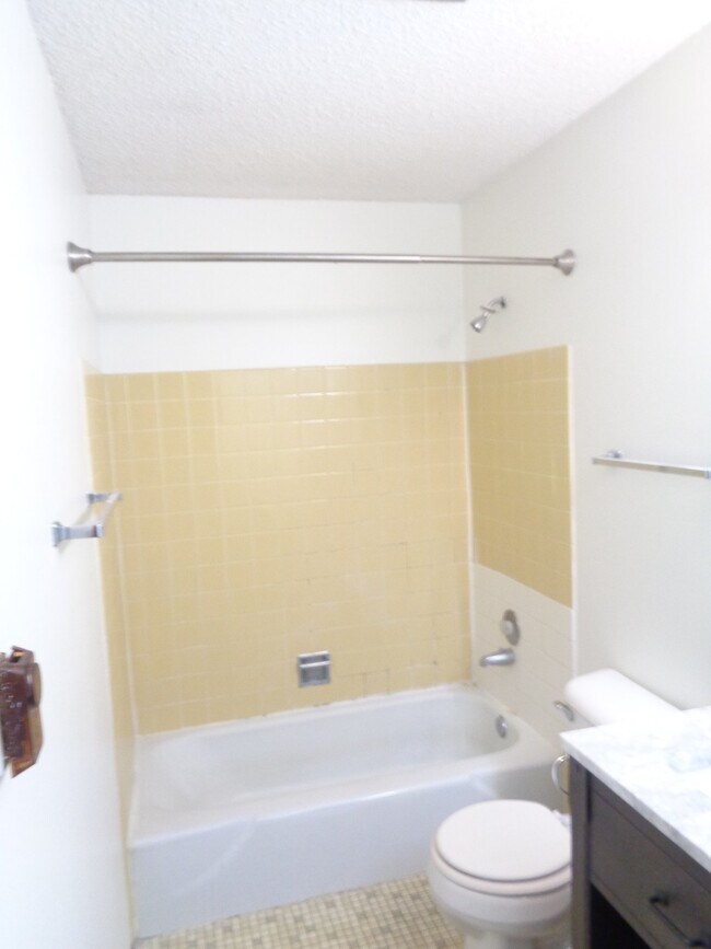 Building Photo - 126 Twin Oaks Dr