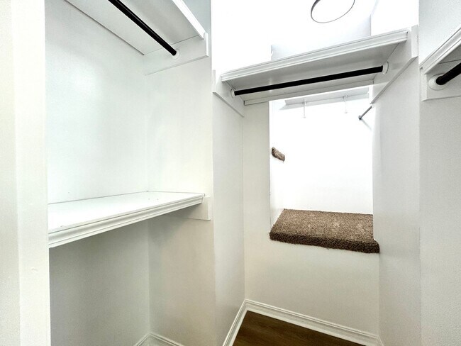 Building Photo - Well appointed 2 bed, 2.5 bath Townhouse Partial Utilities Included!
