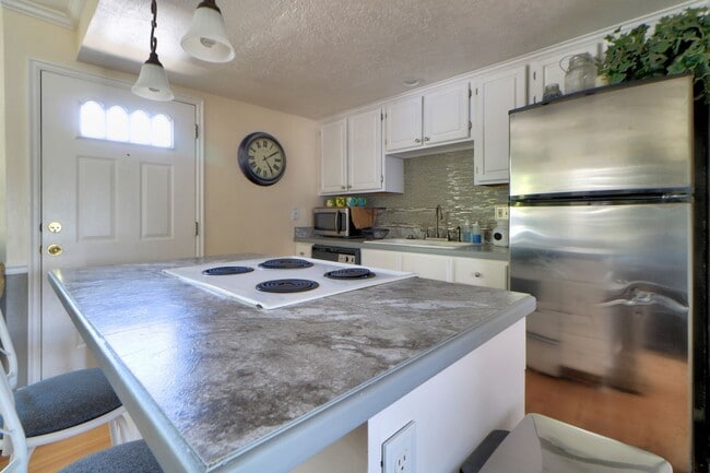Building Photo - Pet Friendly Townhome in Provo