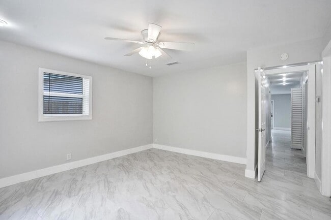 Building Photo - 802 SW 12th Ct