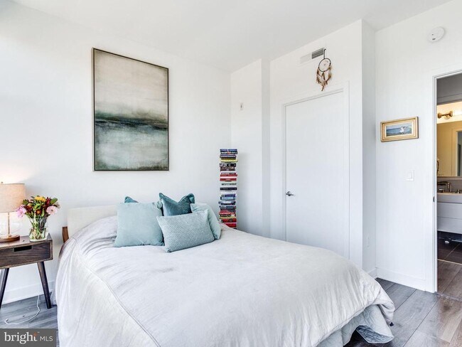 Building Photo - 2030 8th St NW