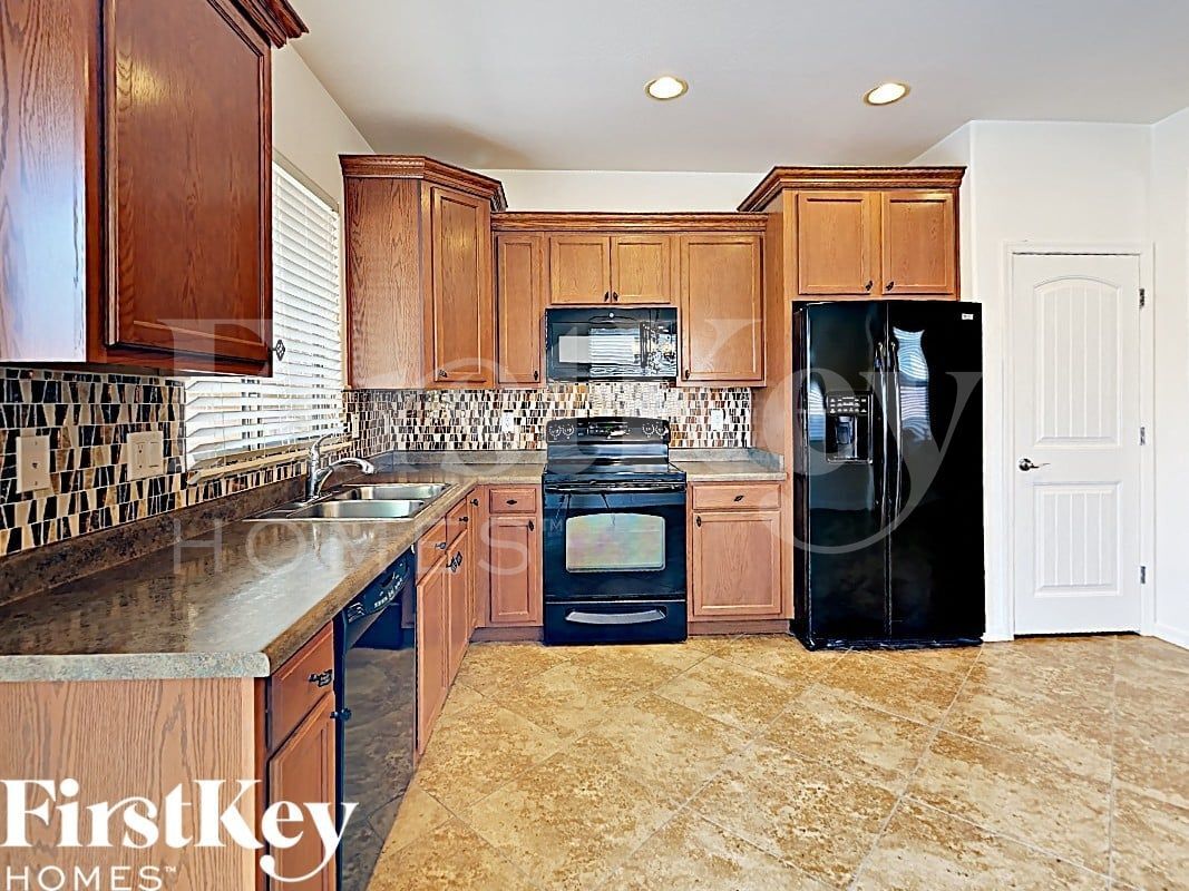 Building Photo - 802 W Love Rd