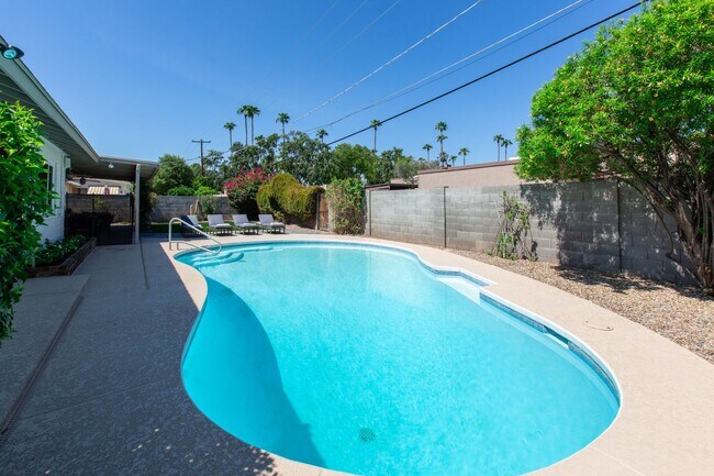 Building Photo - Stunning Remodel near Old Town!