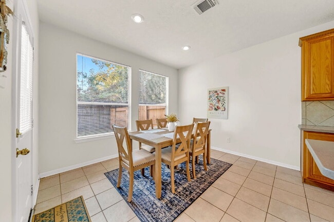 Building Photo - A beautifully maintained 3 bedroom, 2.5 ba...