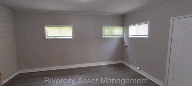 Building Photo - 2386 Larose Ave