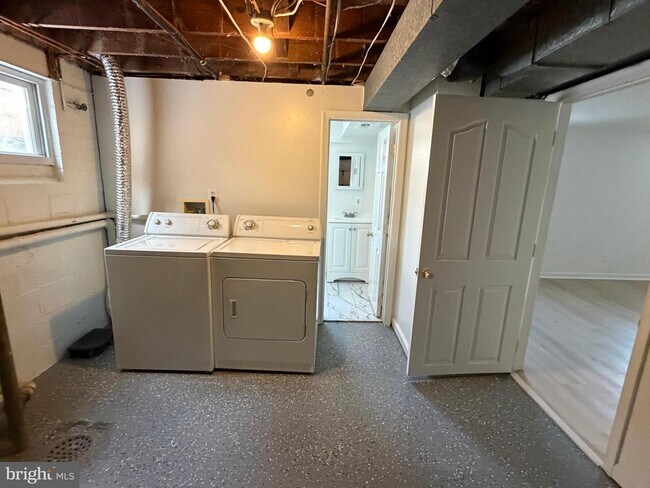 Building Photo - 1304 S Walter Reed Dr