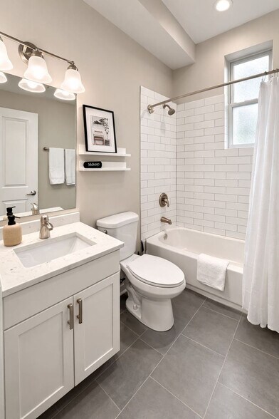 Building Photo - 736 N Throop St