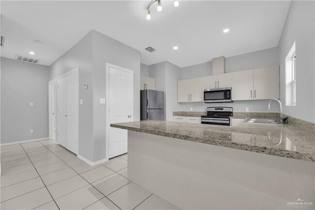 Building Photo - 13 Paola St