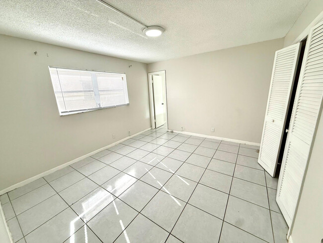 Building Photo - 3880 Woodside Dr