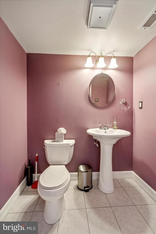 Building Photo - 708 Continental Dr