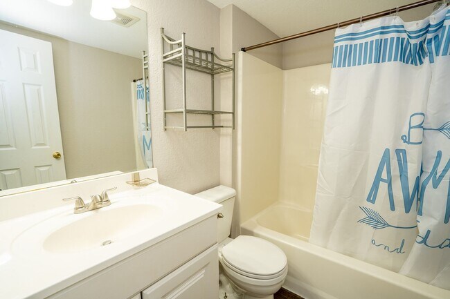Building Photo - Cozy, Fully Updated, and Beautiful 2 Bed 2 Bath!!!