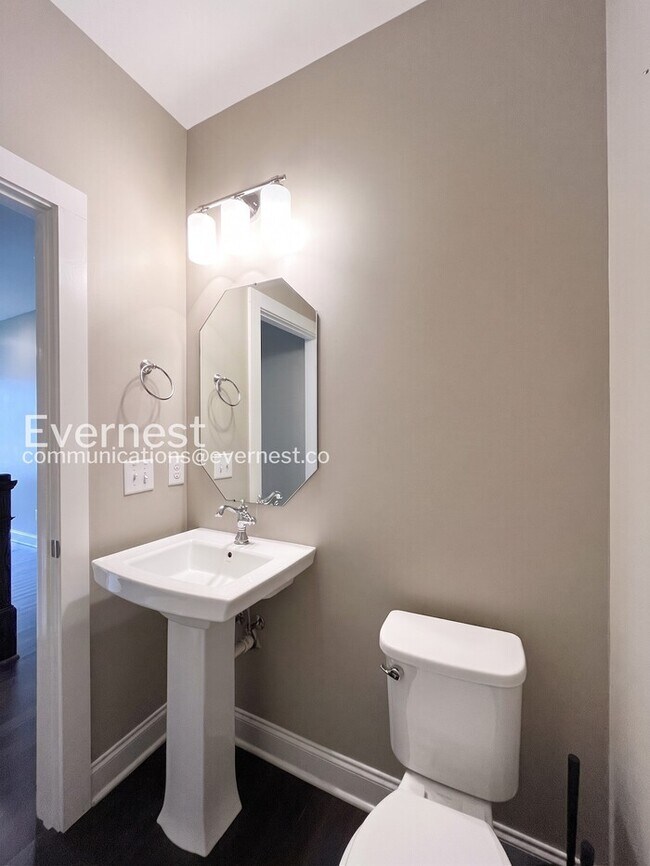 Building Photo - Spacious 3-Bed/3.5 Bath Townhome/ Available Now!