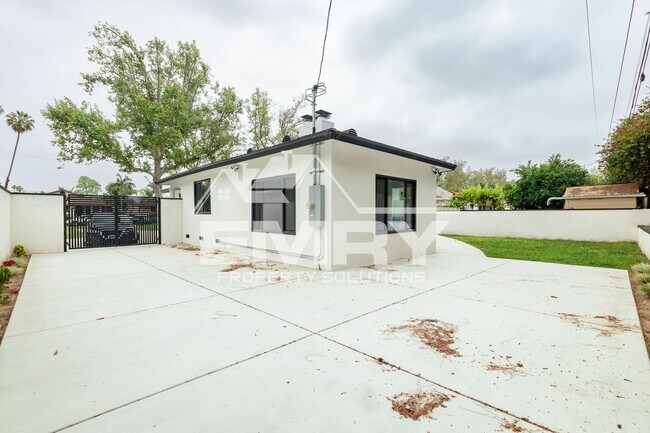 Building Photo - Amazing Deal 3 Bed 2 Bath House Plus ADU in Arrington Ave Downey