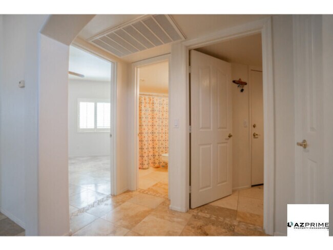 Building Photo - Live large in this Gorgeous 4/3 Unfurnishe...