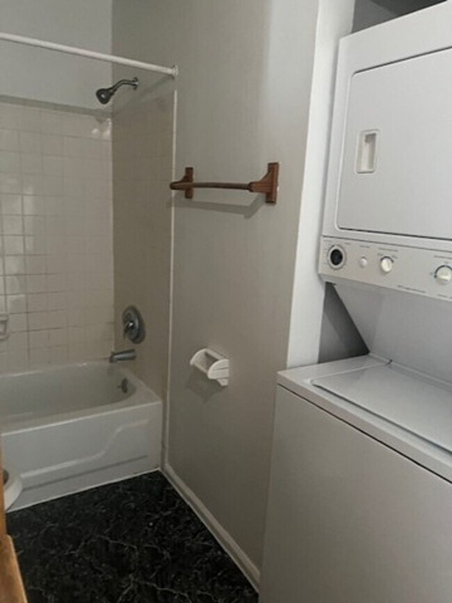 Building Photo - One Bedroom Condo For Rent