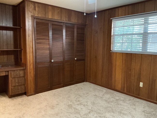 Building Photo - Lake Hollingsworth Area 3/2 – Updated & Move-In Ready