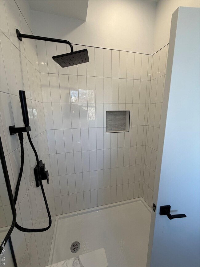 Building Photo - 554 Main St