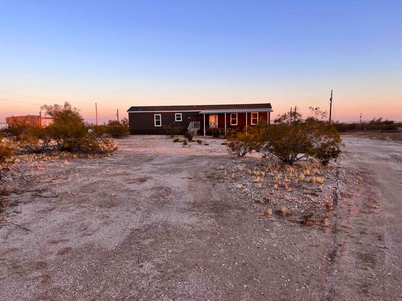 Primary Photo - 14531 W Belmont Dr