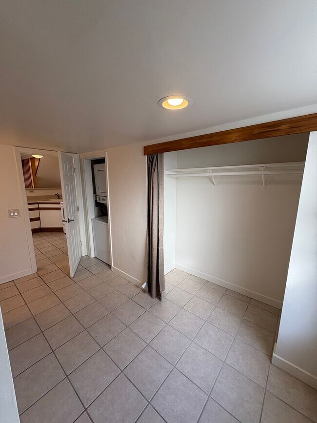 Building Photo - 550 Ray Ln