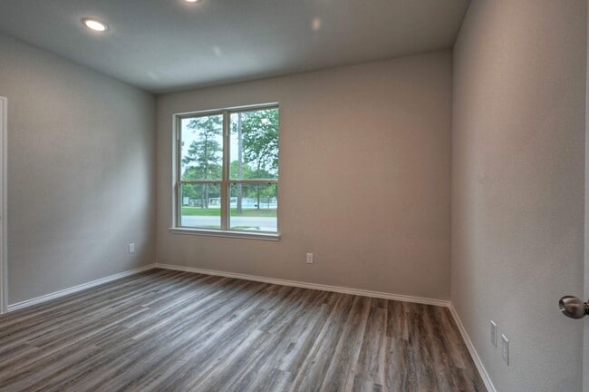 Building Photo - 12091 Canal St