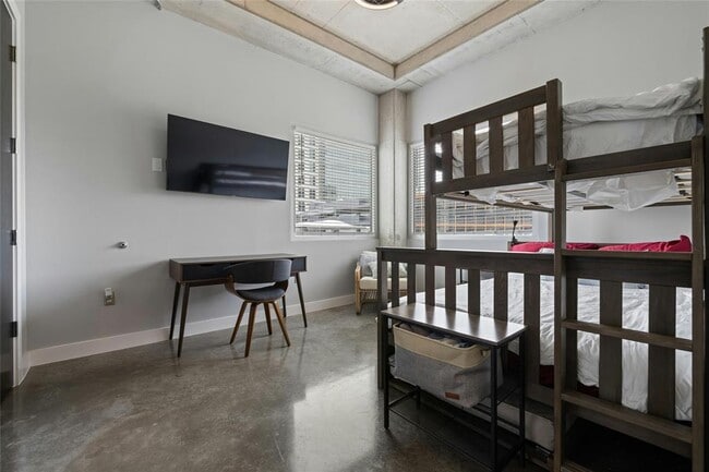 Building Photo - 800 W 5th St