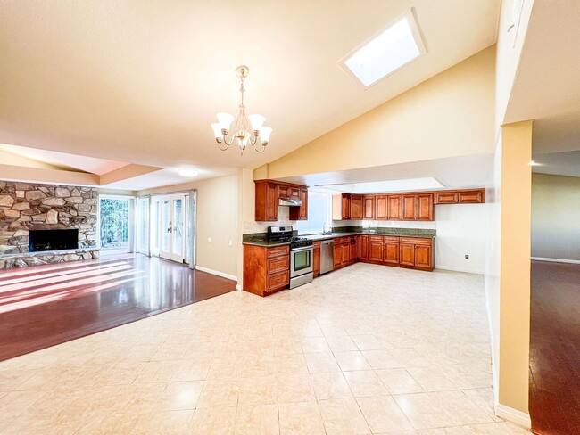 Building Photo - Rossmoor - 4 Bed House - Beautiful Kitchen...