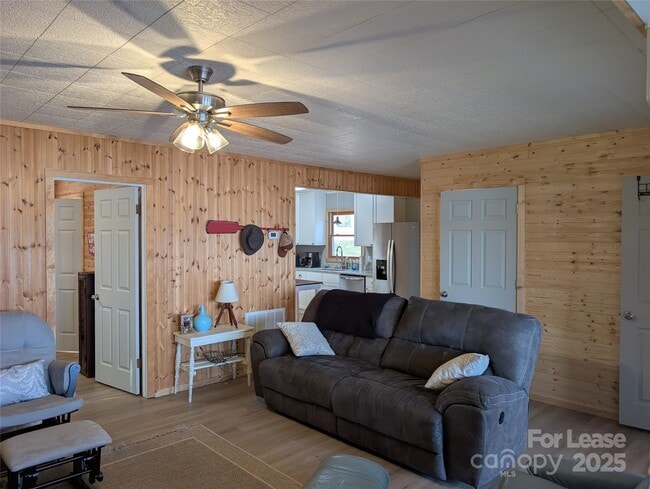 Building Photo - 187 Commodore Loop