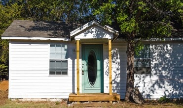 Building Photo - 1 Bed 1 Bath Cottage