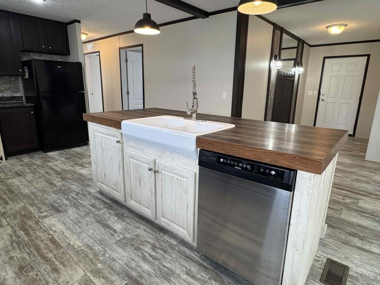 Building Photo - 48583 Pineview Dr