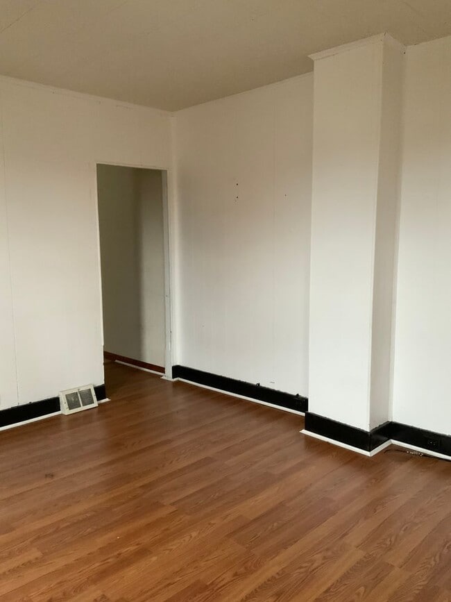 Building Photo - 2 Bed | 1 Bath Duplex