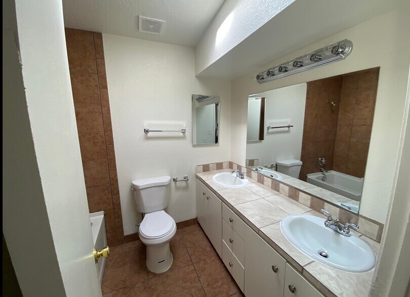 Building Photo - 3616 Marlborough Ave