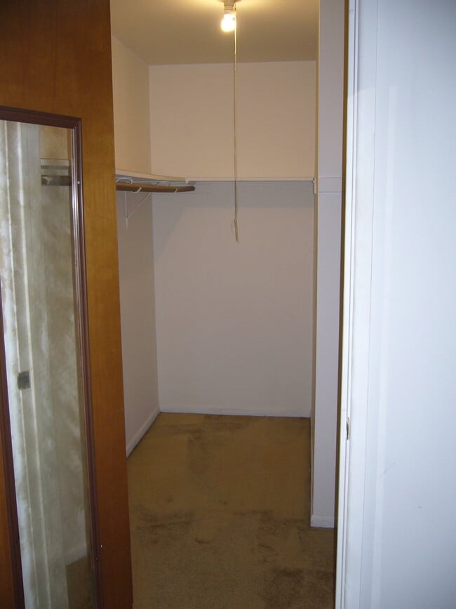 Building Photo - 1301 S Finley Rd