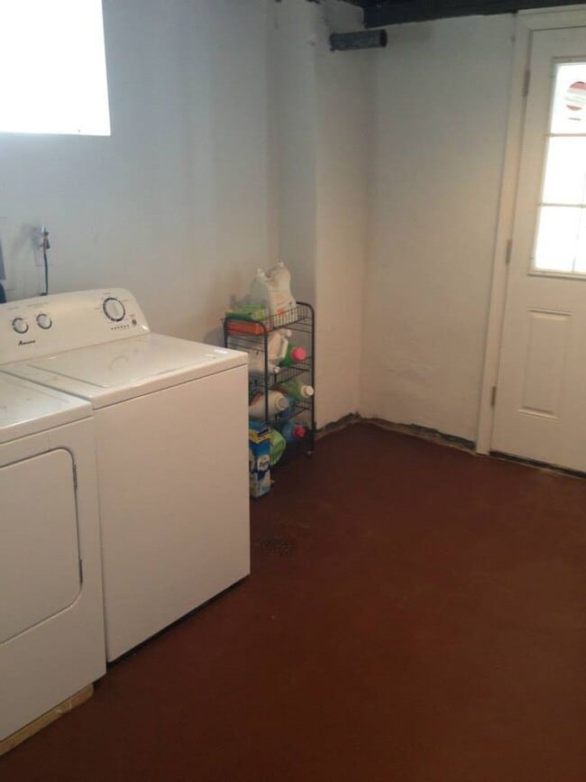 Building Photo - Luxury South Side Rental with Off-Street Parking