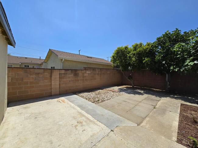 Building Photo - Absolutely BEAUTIFUL 3 bedroom / 1 bathroo...