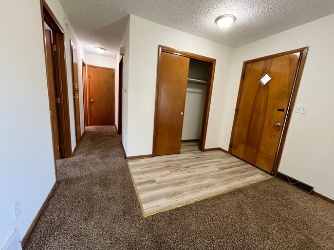Building Photo - 2 Bed/1 Bath Duplex with Garage and Unfinished Basement!