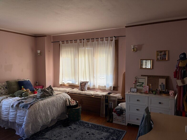 Large, double bedroom (across full front of house) - 2615 Parker St