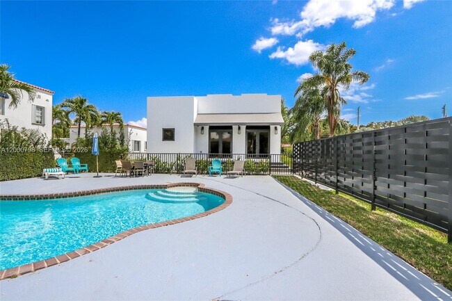 Building Photo - 5126 SW 57th Ave