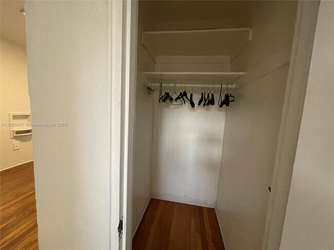 Building Photo - 1000 Biarritz Dr