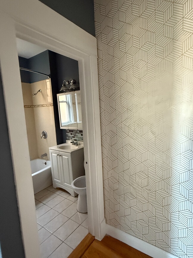 Building Photo - 4112 W Wellington Ave