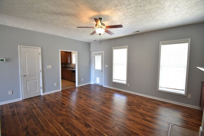 Building Photo - 3 BEDROOM 2 BATHROOM - PETS CONSIDERED