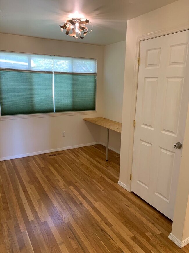 Building Photo - Beautiful and spacious 3 bed + office area...