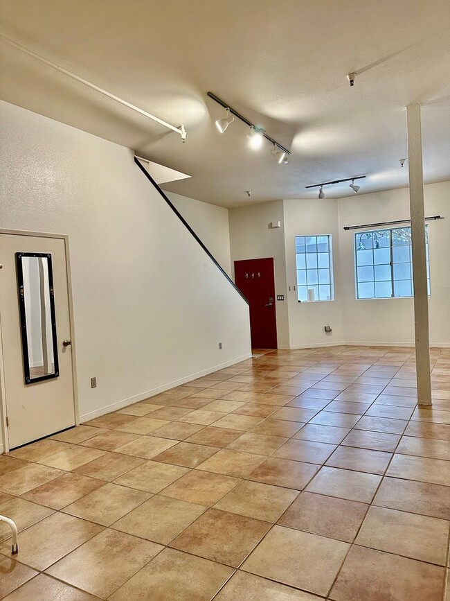 Building Photo - Pet Friendly Live/Work Loft in Oakland Tow...