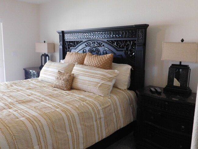 Building Photo - Fully Furnished 3BR/3BA Twnhs w/Prkg for 2 - Available Now