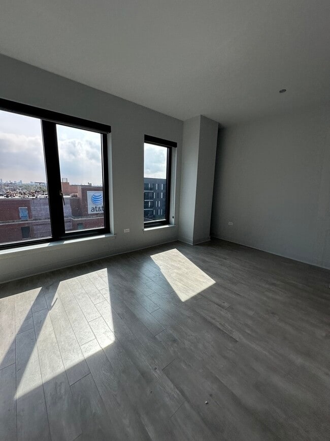 Building Photo - 1025 W Addison St