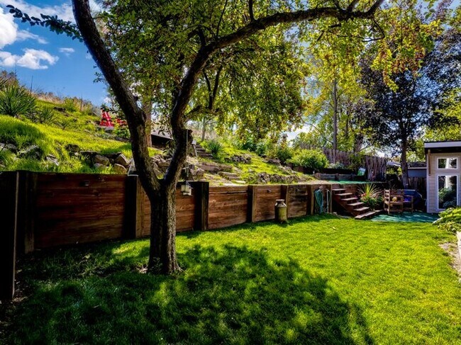 Building Photo - Cozy Hillside Boise Beauty Available 1/1/26!