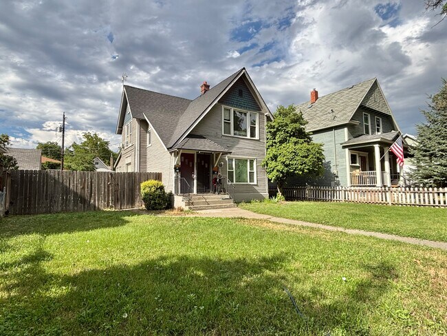 Building Photo - 1122 W Augusta Ave