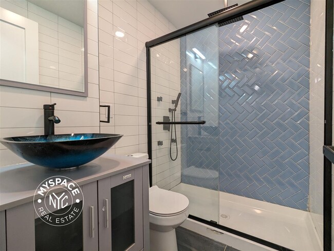 Building Photo - 566 Wilson Ave