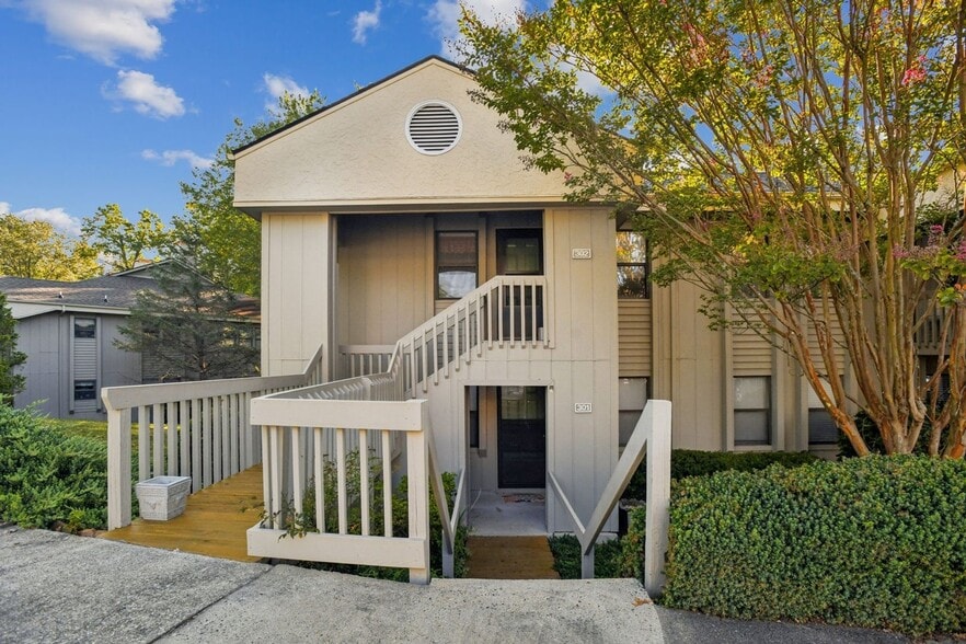 Building Photo - 301 Abbey Cir