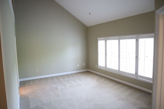 Building Photo - Gorgeous Large 4 level TH in the best Nort...